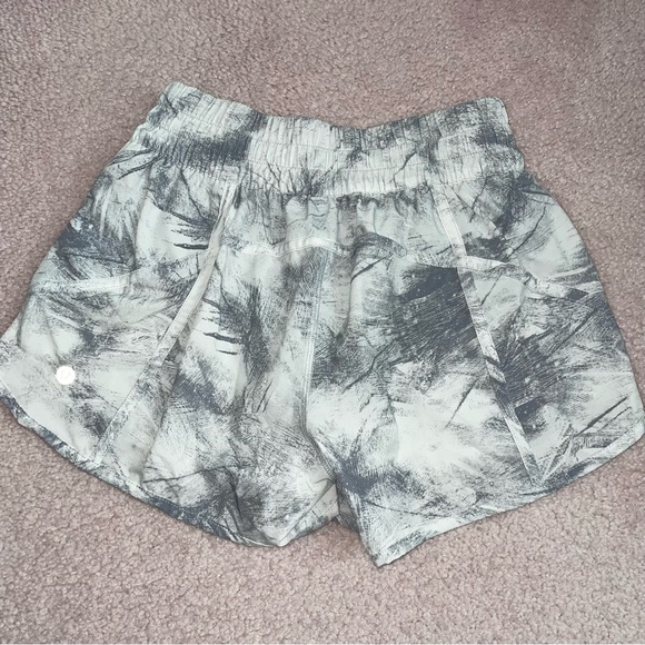 Lululemon shorts - Picture 5 of 8